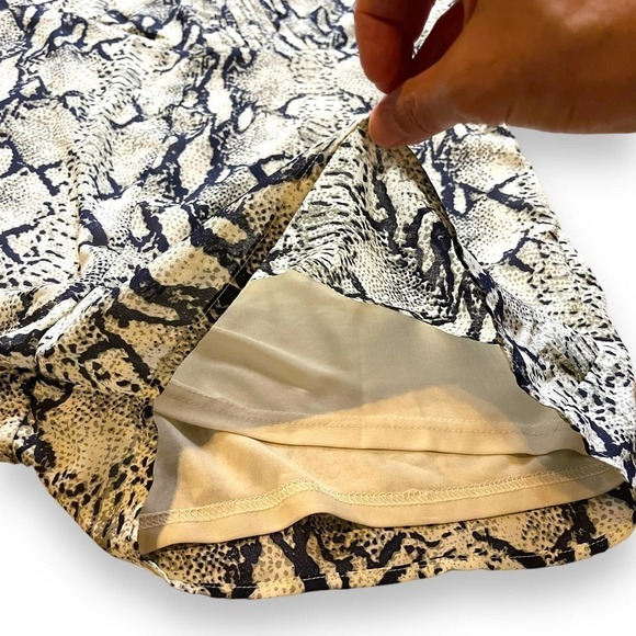 Arc & Co Long Sleeve Snakeskin Print Shortalls Romper Size Large - Picture 7 of 15